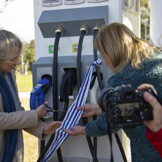 UTE inauguró dos puntos de carga para movilidad eléctrica y firmó acuerdos en San José