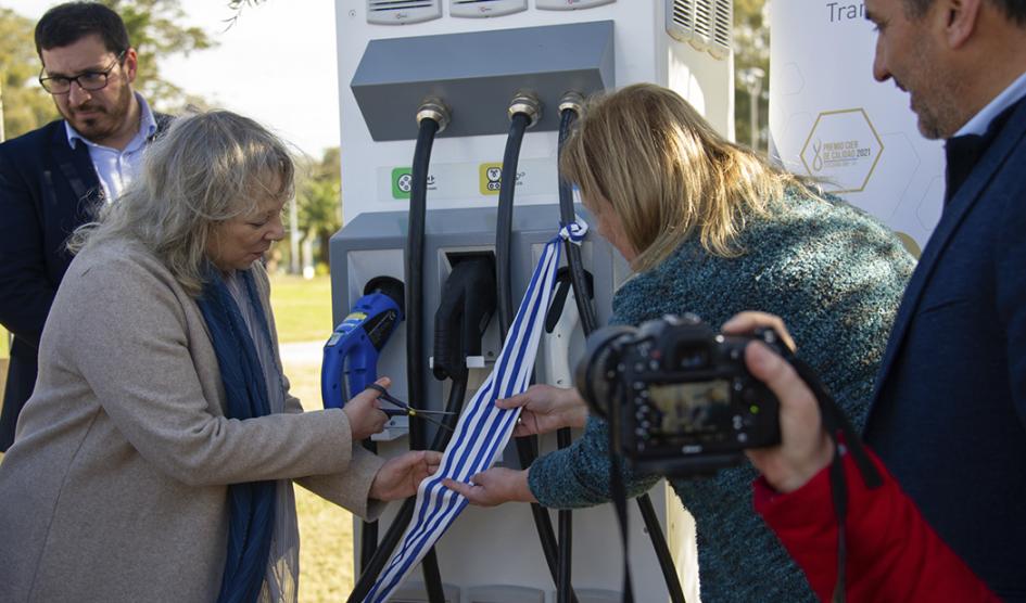 UTE inauguró dos puntos de carga para movilidad eléctrica y firmó acuerdos en San José