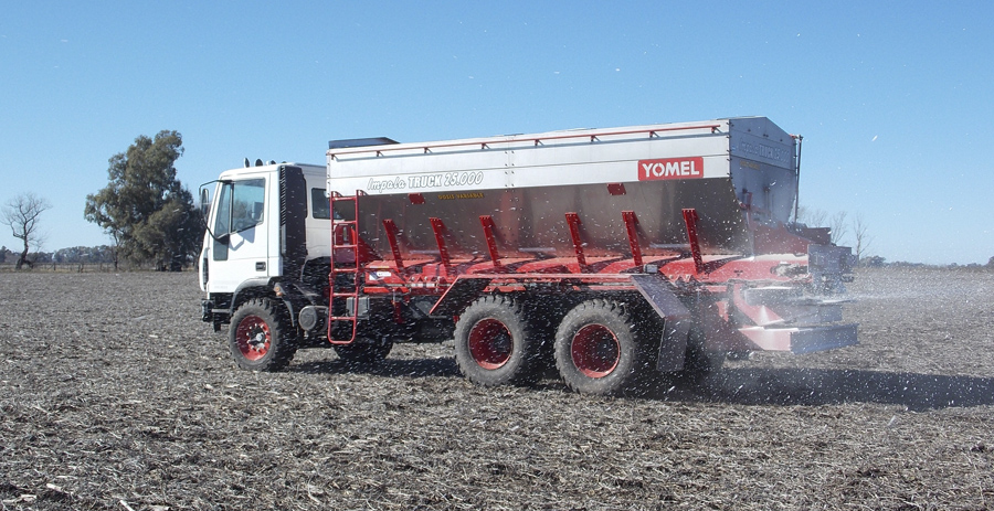 Yomel desarrolló una novedosa fertilizadora sobre camiones Iveco 