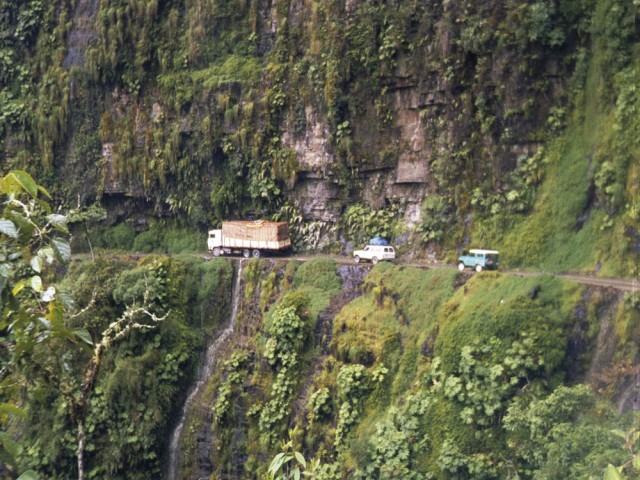 La carretera de los Yungas en los andes bolivianos