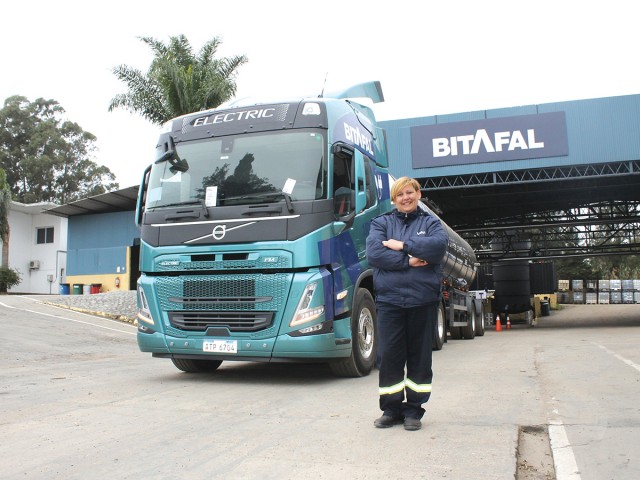 Andrea Ballarrez: La primera en conducir un camión eléctrico de porte en Uruguay