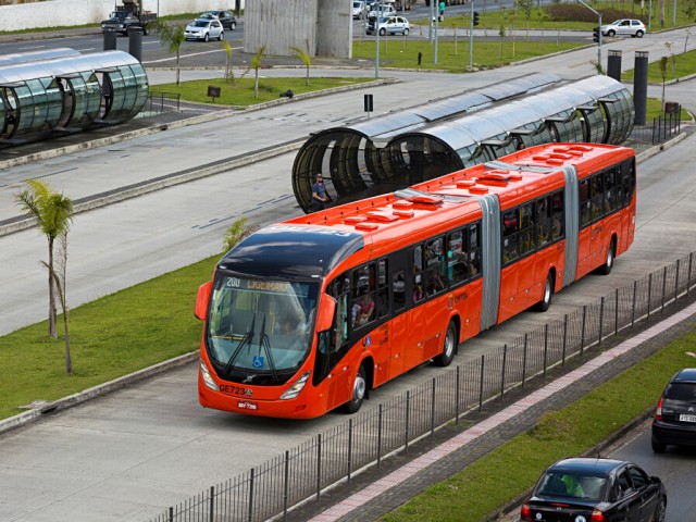 El vehículo biarticulado Volvo completa tres décadas de revolución en el transporte de pasajeros