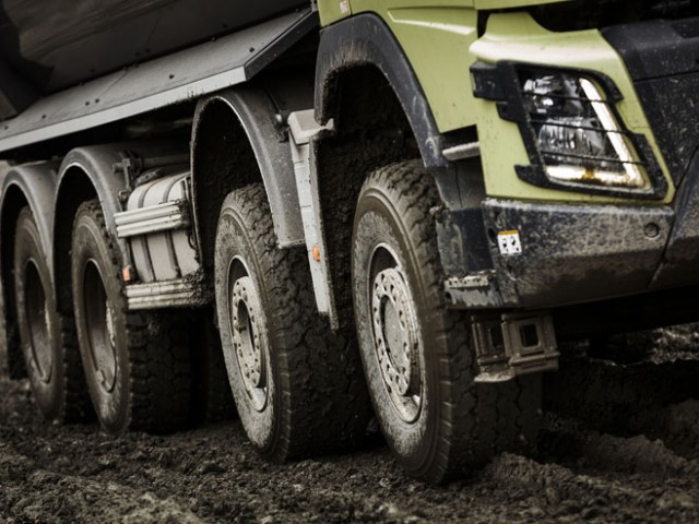 Volvo Trucks es el primer fabricante que ofrece tracción total automática para una mejor maniobrabilidad y mayor economía