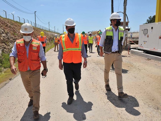 El ministro de Transporte y Obras Públicas, José Luis Falero, visitó este viernes 22 la planta de soldadura de los rieles del proyecto Ferrocarril Central