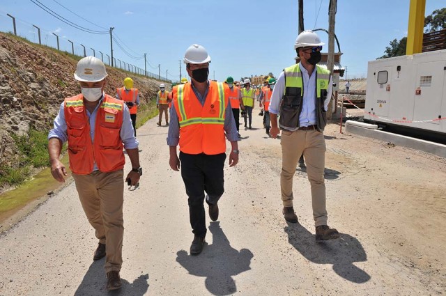 El ministro de Transporte y Obras Públicas, José Luis Falero, visitó este viernes 22 la planta de soldadura de los rieles del proyecto Ferrocarril Central