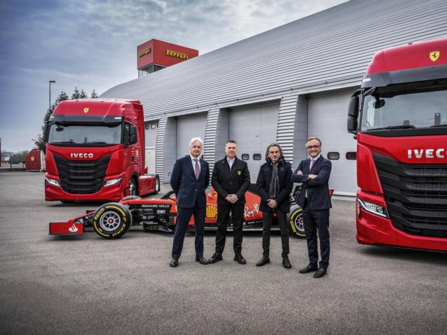 IVECO entrega dos IVECO S-Way a Scuderia Ferrari