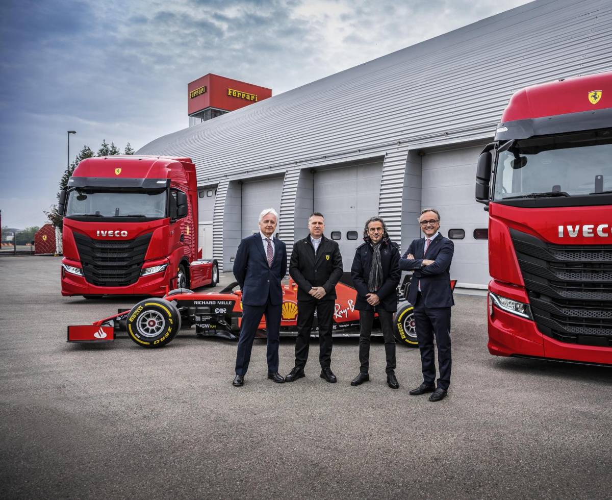 IVECO entrega dos IVECO S-Way a Scuderia Ferrari