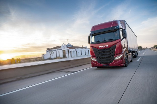 IVECO lanza el nuevo IVECO S-WAY: el camión para el transporte de larga distancia, 100% conectado y centrado en el conductor