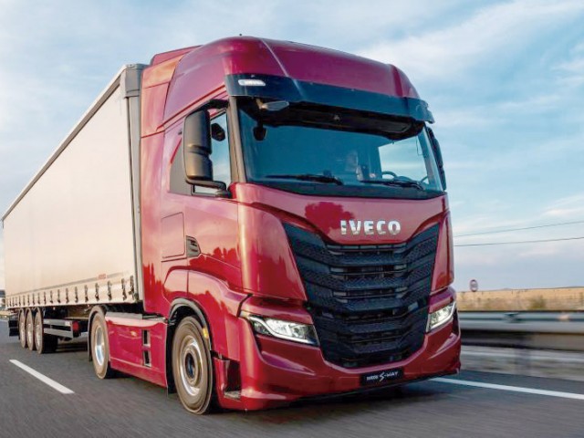 IVECO lanza el nuevo IVECO S-WAY: el camión para el transporte de larga distancia, 100% conectado y centrado en el conductor