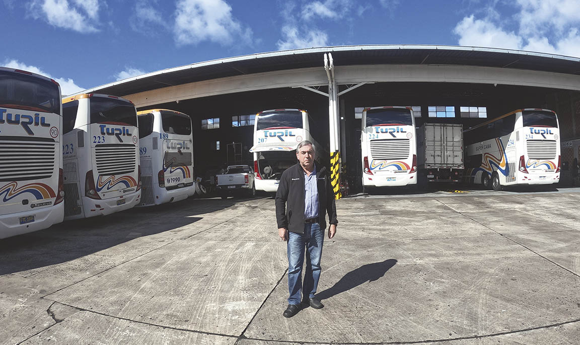 Javier Pons, Jefe de Talleres de Turil: “Todos los coches que llegan a Montevideo, Rivera o Artigas tienen la obligación de entrar en la fosa para la revisación diaria”