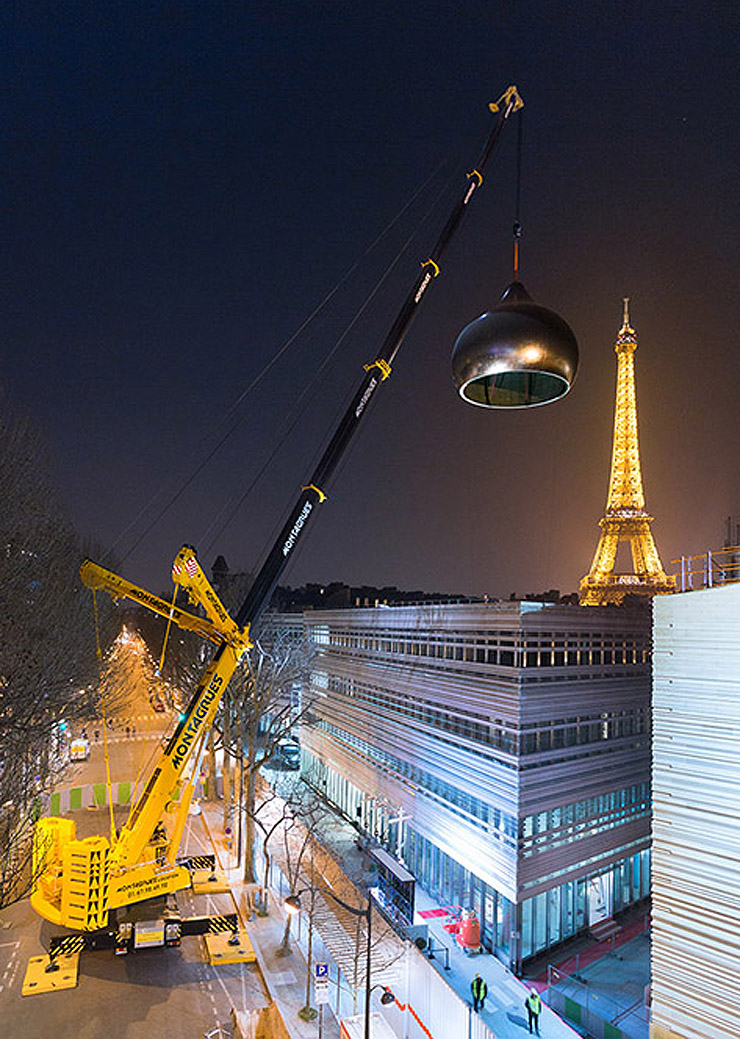 Elevación de una cúpula cerca de la torre Eiffel con una grúa móvil LTM 1350-6.1