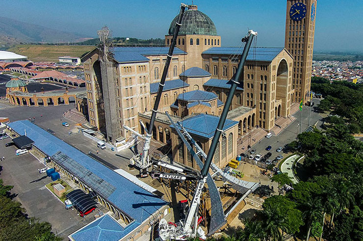 Grúas móviles de Liebherr instalan un campanario en una basílica en Brasil