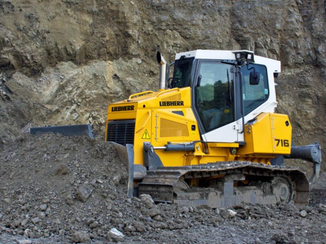 liebherr-pr716-crawler-tractor-300dpi