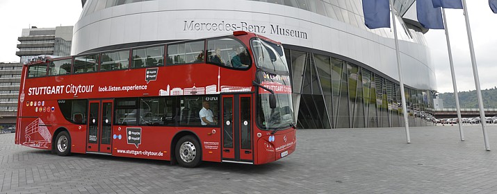 El ómnibus rojo descapotable de doble piso de Mercedes Benz