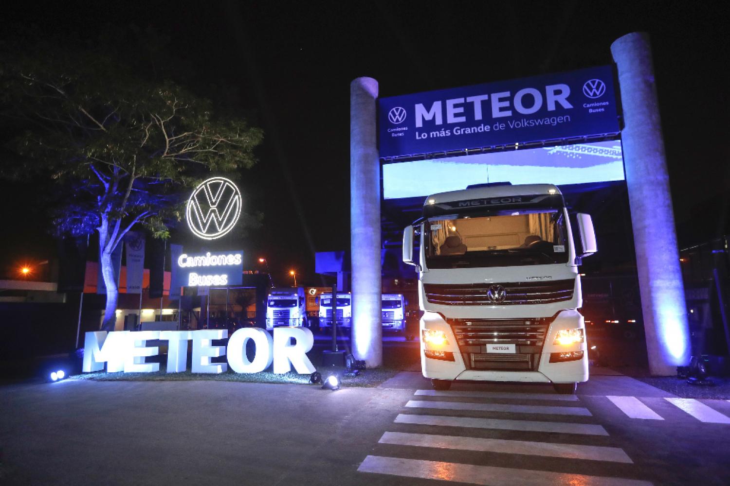 Camión VW Meteor aterriza en Paraguay