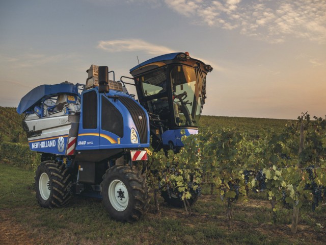 40 años de historia de innovación del sistema de recolección con norias de cestas en las vendimiadoras New Holland Braud