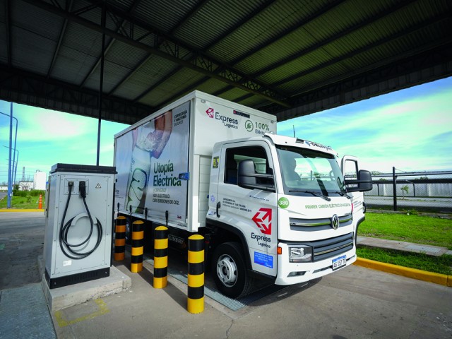 Volkswagen Camiones y Buses entrega el primer camión eléctrico de la Argentina a Cervecería y Maltería Quilmes