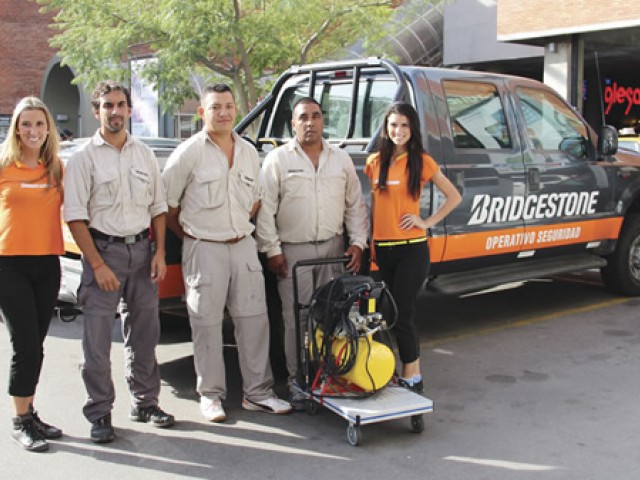 Bridgestone realizó chequeos de seguridad en Montevideo Shopping