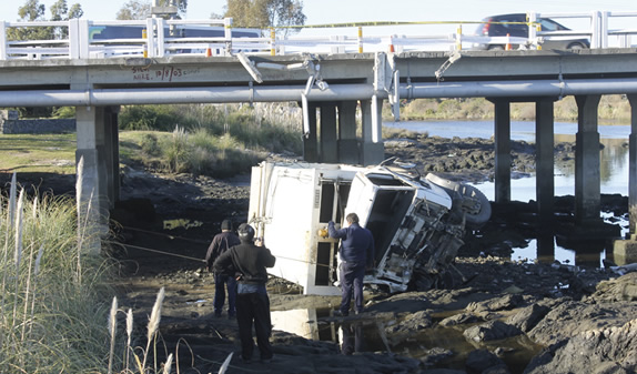 Rescatan camión precipitado en puente de la Interbalnearia