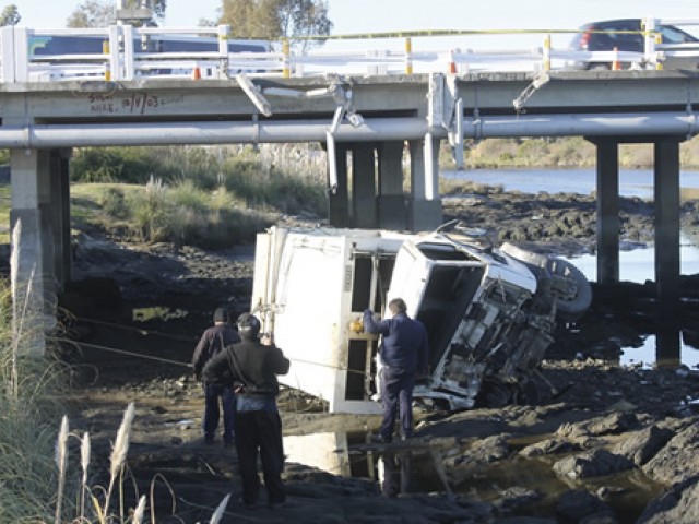 Rescatan camión precipitado en puente de la Interbalnearia