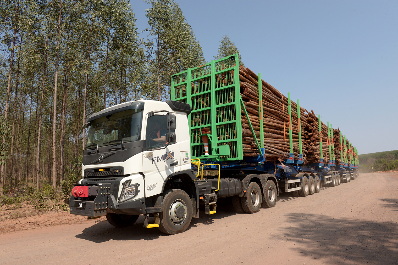 Brasil: Nuevos hexatrenes Volvo FMX 6x6 para 250 toneladas optimizan las operaciones logísticas forestales de Suzano