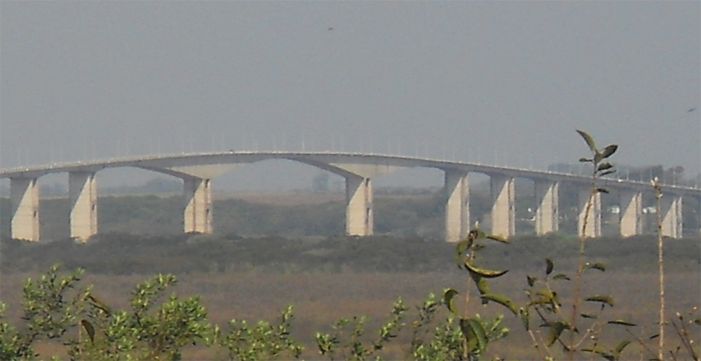 Comisión Administradora Río Uruguay instaló nuevo sistema lumínico en puente San Martín