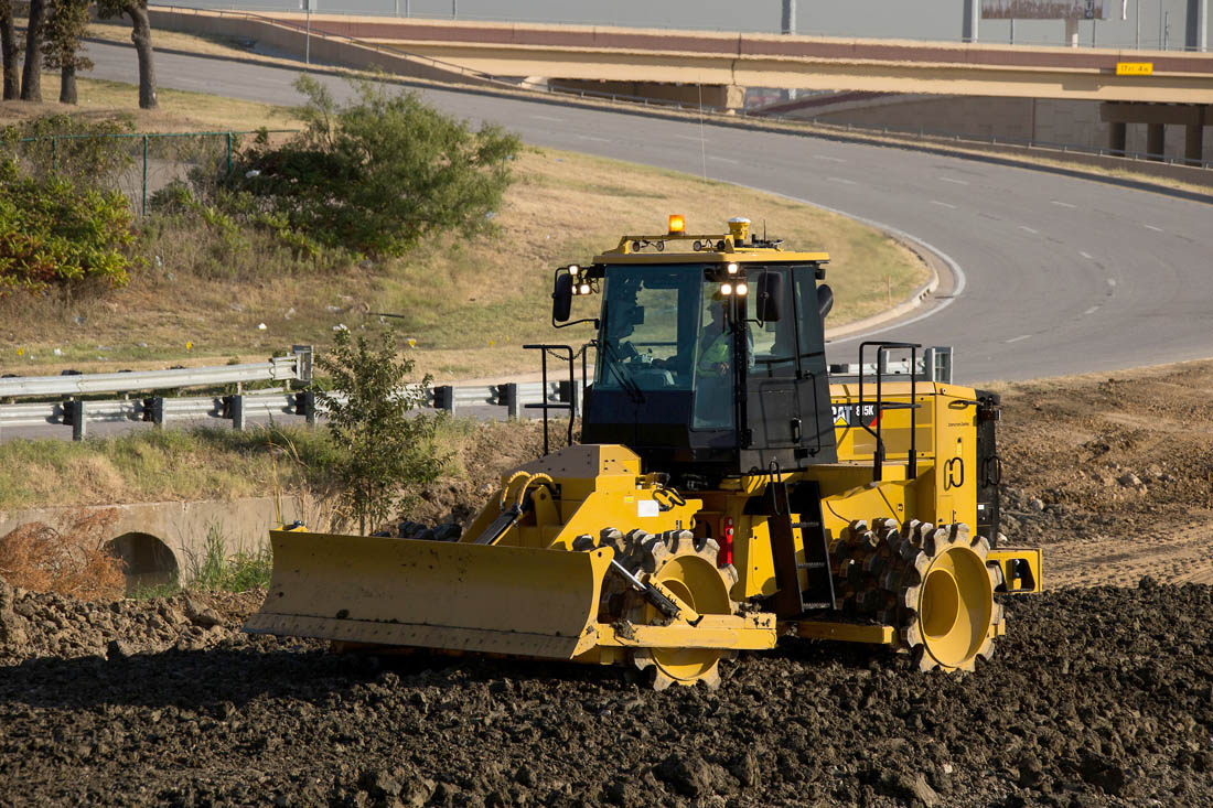 Compactador de suelos 815K CAT®, diseñado para un óptimo rendimiento de compactación, bajos costos operativos y servicio de múltiple vida útil