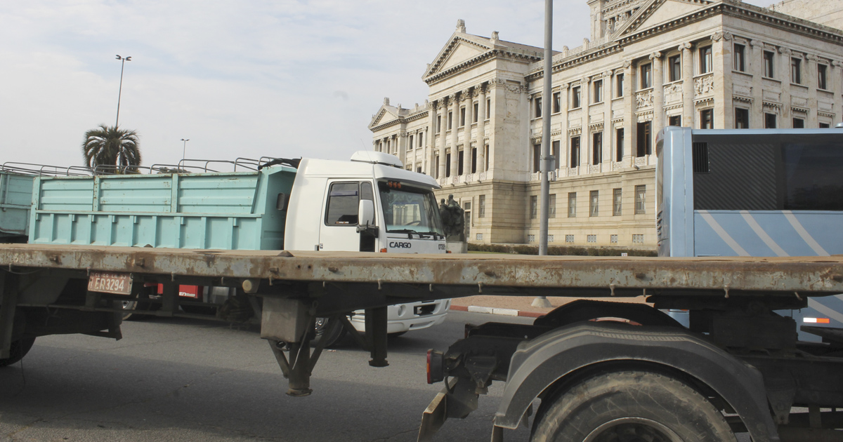 Suspenden huelga de transporte de carga