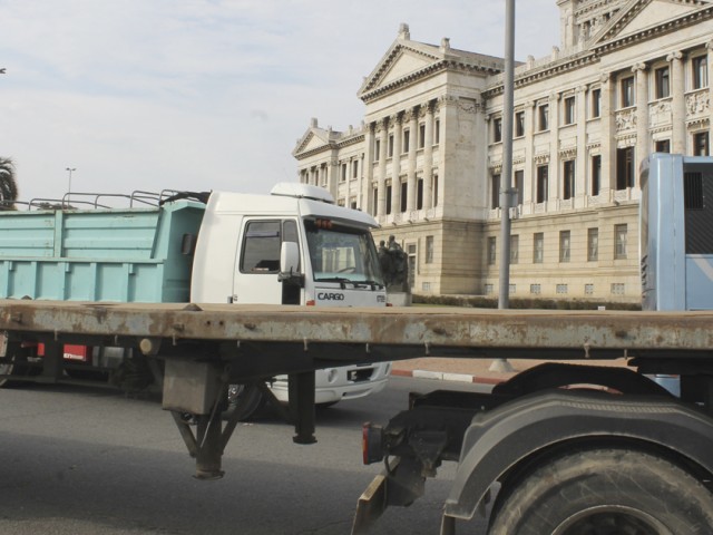 Suspenden huelga de transporte de carga