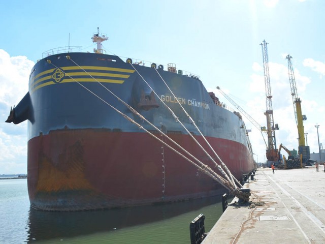 Golden Champion, buque granelero con una capacidad de carga de 208000 t, en el puerto de Montevideo