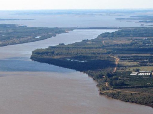 Comisión del Río Uruguay realizó batimetría frente a Salto para proyecto de puerto de barcazas