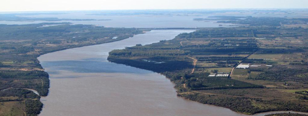 Comisión del Río Uruguay realizó batimetría frente a Salto para proyecto de puerto de barcazas