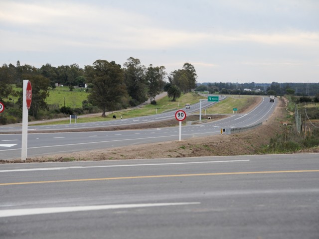 Se inauguró obra de doble vía en ruta n.° 8 para favorecer desarrollo productivo y seguridad vial