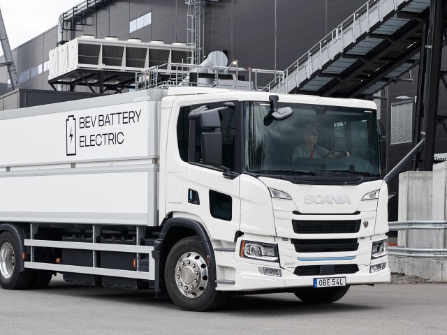 Scania suministrará 5 vehículos eléctricos a batería y 1,6 MW de equipos de carga a un transportista sueco para el sitio público de camiones eléctricos más grande de Suecia