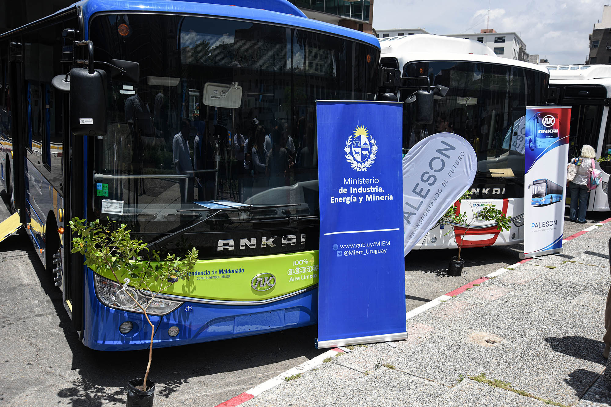 Programa Subite Buses del MIEM entregó unidades para cuatro intendencias que tendrán su primer ómnibus eléctrico