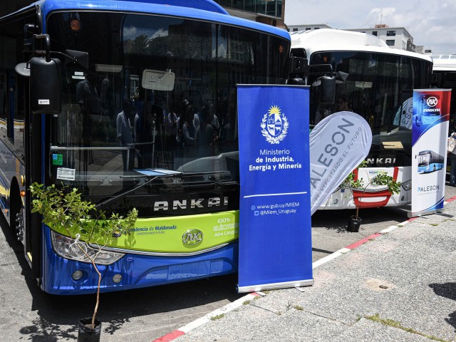 Programa Subite Buses del MIEM entregó unidades para cuatro intendencias que tendrán su primer ómnibus eléctrico