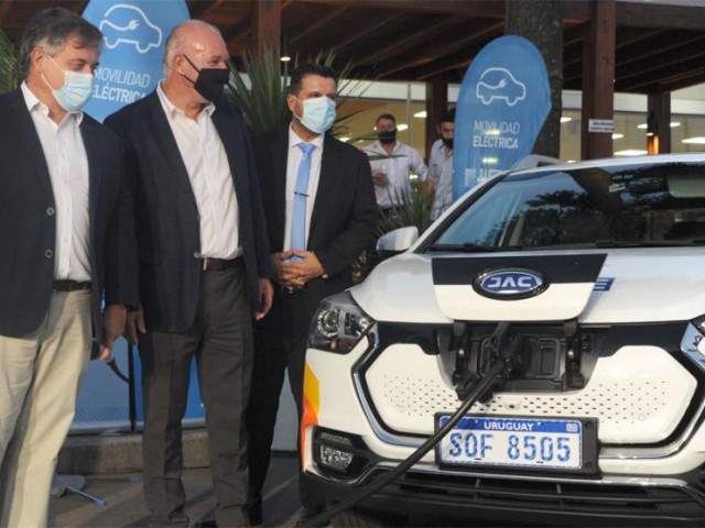 Conferencia de prensa por la inauguración de un punto de carga para vehículos eléctricos en Punta del Este