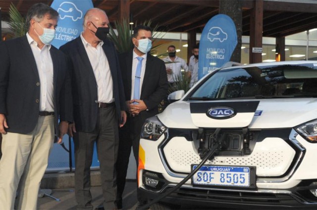 Conferencia de prensa por la inauguración de un punto de carga para vehículos eléctricos en Punta del Este