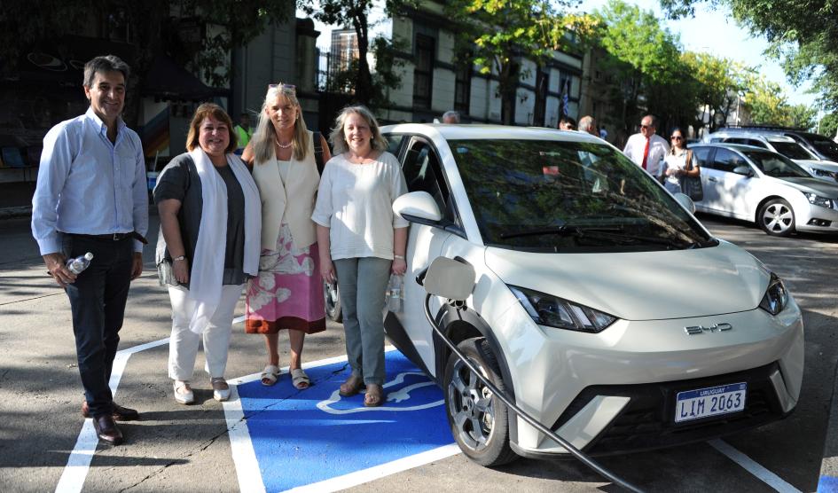 ¡Revolución Energética en Colonia! UTE Inaugura Punto de Carga para Vehículos Eléctricos e Iluminación LED de Última Generación