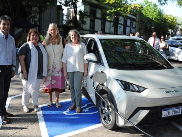 ¡Revolución Energética en Colonia! UTE Inaugura Punto de Carga para Vehículos Eléctricos e Iluminación LED de Última Generación