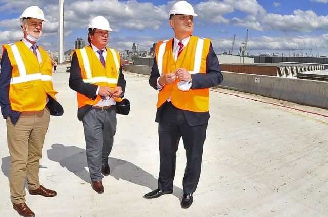 El ministro de Transporte y Obras Públicas, José Luis Falero, anticipó que el viaducto de casi dos kilómetros, sobre rambla Sudamérica en el puerto de Montevideo, presenta un avance de obra del 95%