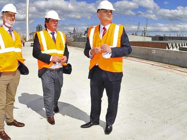 El ministro de Transporte y Obras Públicas, José Luis Falero, anticipó que el viaducto de casi dos kilómetros, sobre rambla Sudamérica en el puerto de Montevideo, presenta un avance de obra del 95%