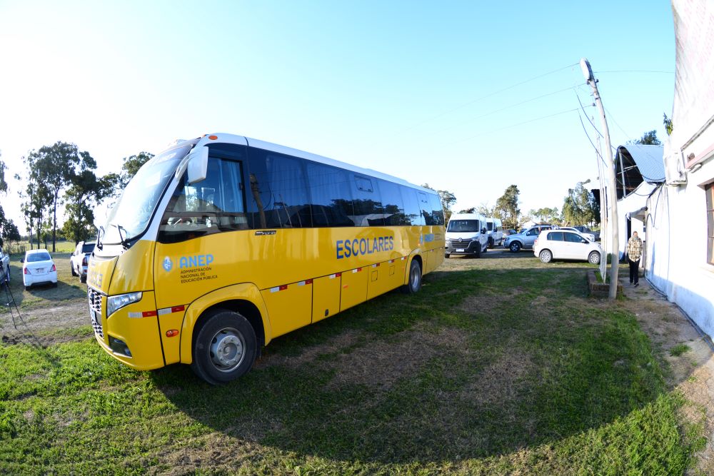 Vehículo adquirido por ANEP trasladará a estudiantes de zonas rurales a centros educativos