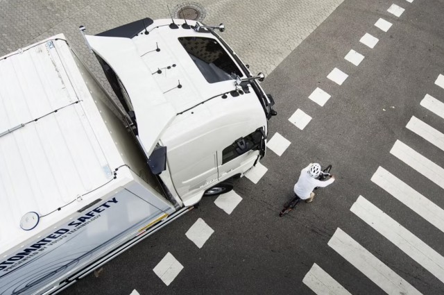 Volvo Trucks lanza sistemas de seguridad de nueva generación para proteger a peatones y ciclistas