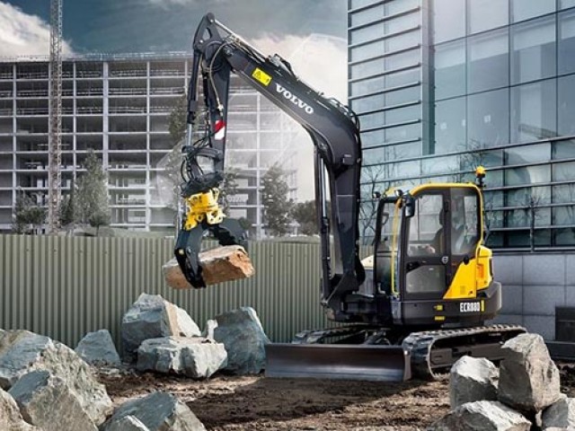 La excavadora compacta con radio de giro corto de Volvo brilla en las distancias cortas