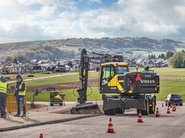 volvo-show-wheeled-excavator-ewr170e-t4f-2324x1200