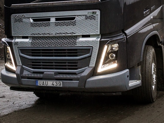 Volvo FH con paragolpes de gran resistencia, para trabajos duros