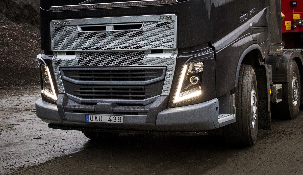 Volvo FH con paragolpes de gran resistencia, para trabajos duros