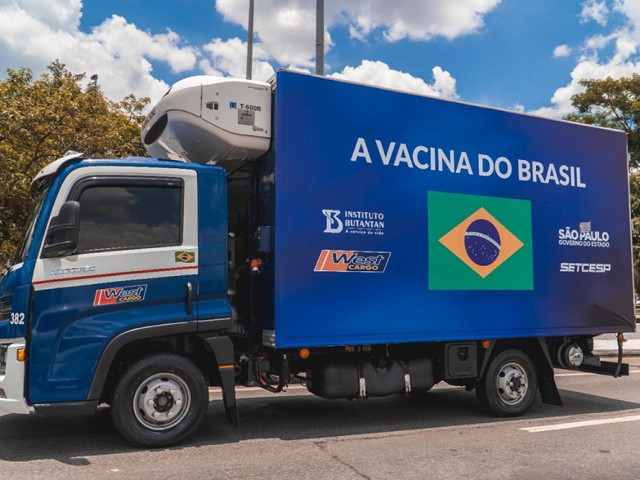 Camiones VW DELIVERY actúan en la distribución de vacunas contra covid-19 en Brasil