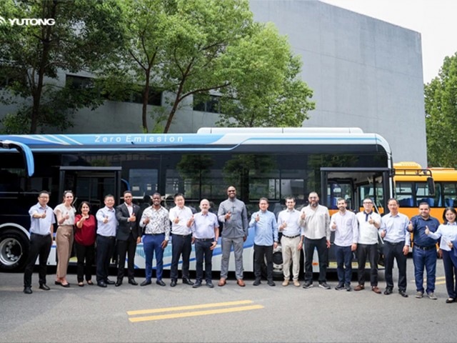 Enviados diplomáticos latinoamericanos en China visitaron Yutong para experimentar la extraordinaria "fabricación inteligente en China"